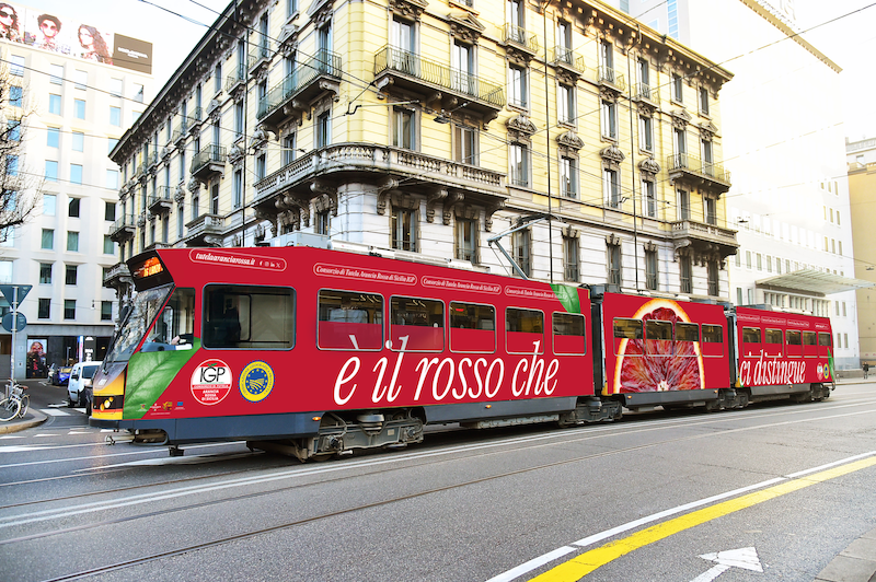 L’Arancia Rossa di Sicilia sale sui tram di Milano, campagna promozionale al via sulla Linea 27