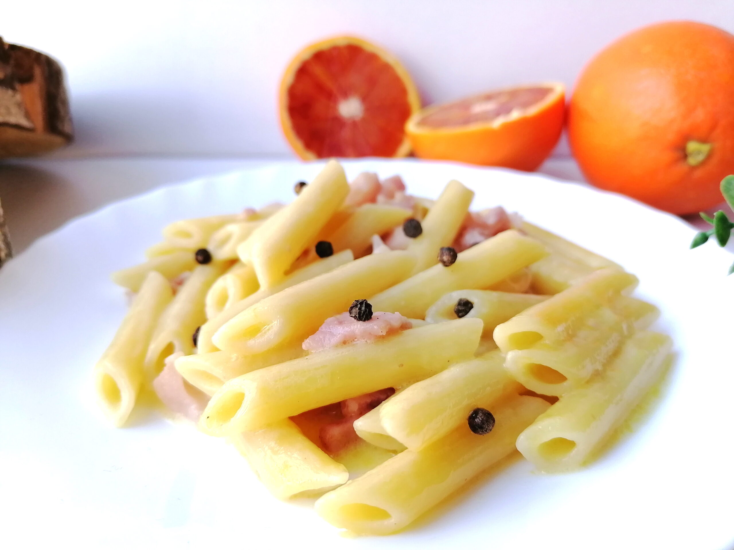 Pennette all’arancia con guanciale croccante e pepe nero